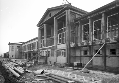 129822 Afbeelding van het in aanbouw zijnde nieuwe hoofdkantoor van de PEGUS (Provinciaal en Gemeentelijk Utrechts ...